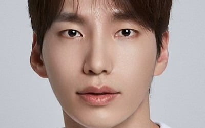 Bada Kim becomes a vampire hunter... Chasing the half-human vampire Ok Taecyeon to the end