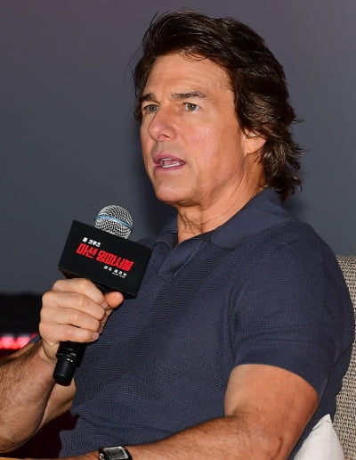 Tom Cruise's impressions of falling off a cliff on his bike "A situation that could go wrong, postponed in seconds"