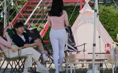 'Camping in Love 2', a woman who appeared on a date wearing white leggings... Extraordinary flirting in your 40s