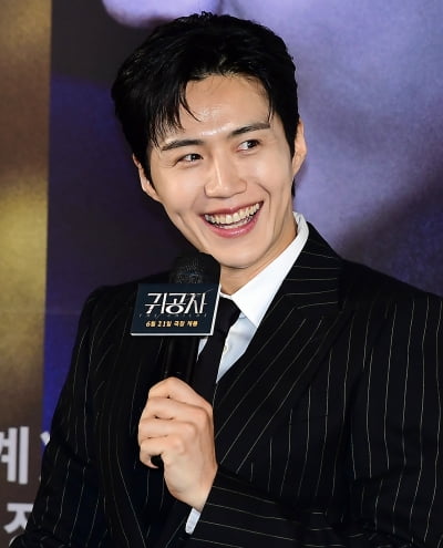 Kim Seon-ho, back to the theater stage... December Comeback in front of fans with 'Finding Happiness'