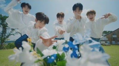 'Debut D-4' Zero Base One, debut title song 'In Bloom' first MV teaser open