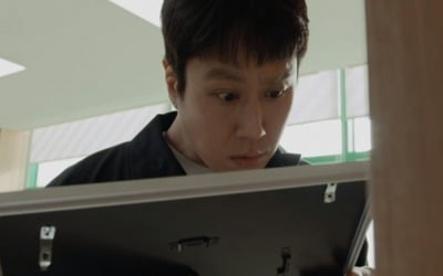 Jung-woo, shocked by the realization of the murder case in the novel he wrote himself... Bae Hyun-seong time slip?