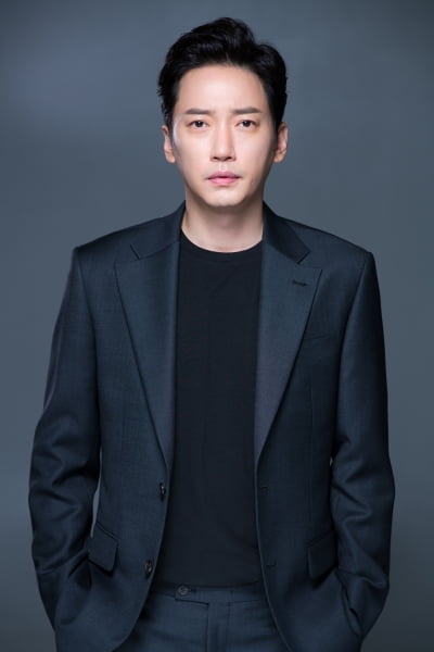 Lee Sang-bo, transformed into a celebrity manager, appeared in 'Elegant Empire' in August