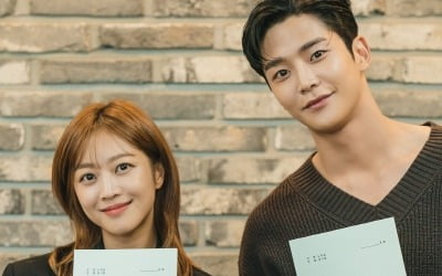 A fateful combination intertwined with forbidden books... Jo Bo-ah and Rowoon, 'This love is irresistible'