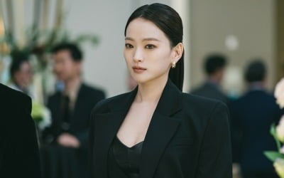 'Beneficial fraud' Chun Woo-hee, falling for 'beneficial charm'