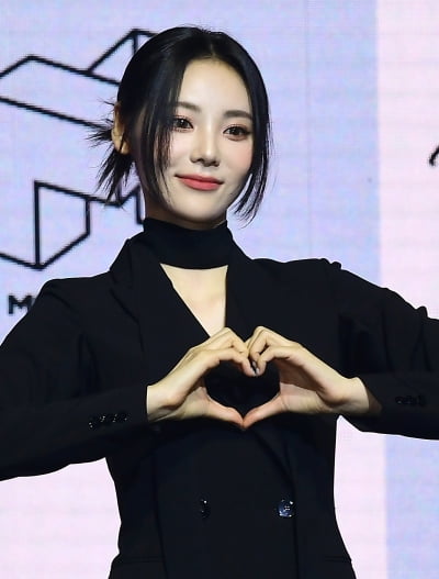 Odd Eye Circle's Jinsol "Title song name = President's private plane...with a desire to go up"