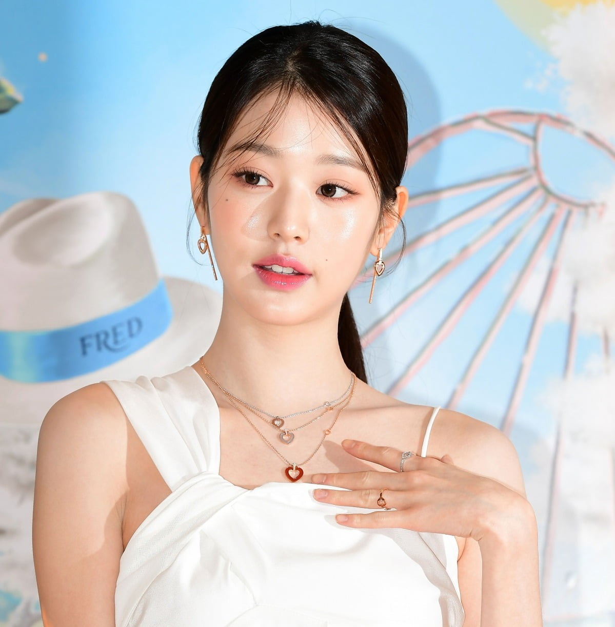 Ive Jang Won-young 'Going to the emergency room while filming P-MV on stage' Already fighting for the second time with injury