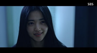 "Did you open the door?" Tae-ri Kim, who was possessed by evil spirits, finally opened the door, forgetting the request of Jeong-se Oh