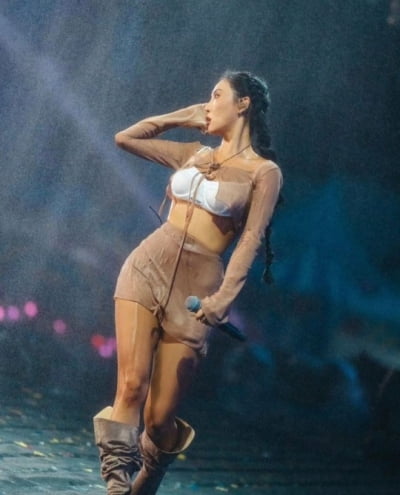 '19 Gold Performance Controversy' Hwasa "I'm more worried about the neck than the accusation"