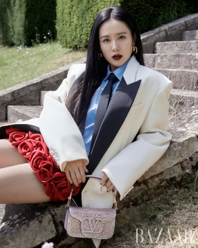 'Son birth' Son Ye-jin, a brand new collection of brand V, digested with beautiful legs