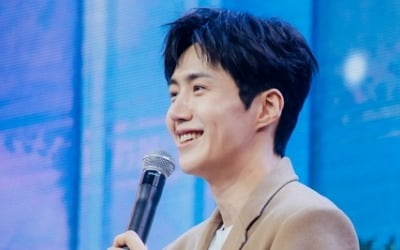 Kim Seon-ho, cruising on his first solo Asian tour... "Happiness beyond expression"