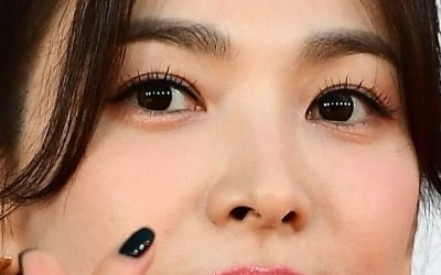 Song Hye-kyo, who embraced the grand prize, cried... Self-praise for the first time "Good work, Hye-kyo!"