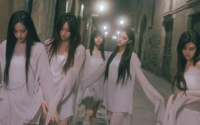 New Jeans' new MV, the main characters are Jeong Ho-yeon and Yang Jo-wi