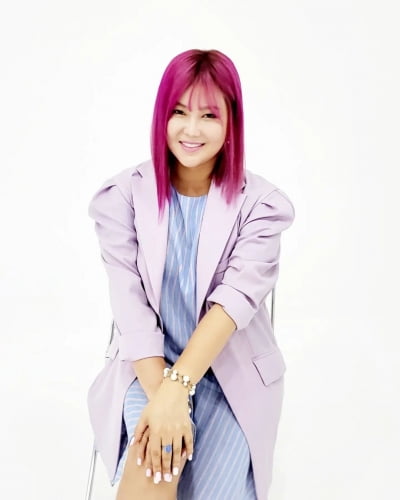 Please forget about painter Kwon Ji-an for a moment... Solbi returns as a 'Bonkae' singer after 5 years