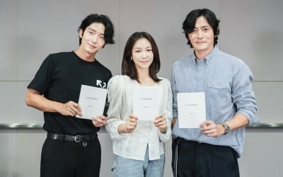 'Arthdal 2' reading scene filled by Lee Joon-gi instead of Song Joong-ki