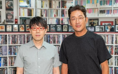 Actor Ha Jung-woo from the movie 'Unofficial Operation' meets film critic Lee Dong-jin