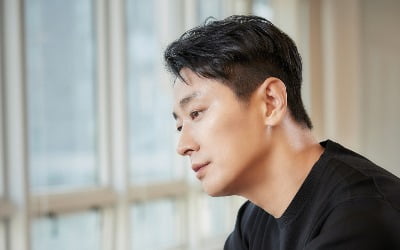 Actor Joo Ji-hoon, "I was a passionate language teacher, even directing myself"