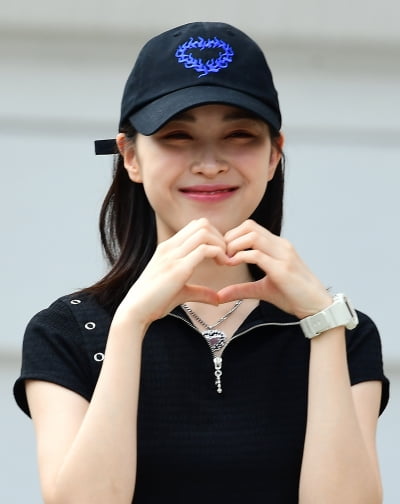 [TEN포토] 있지 류진 '편안한 출근길 패션'