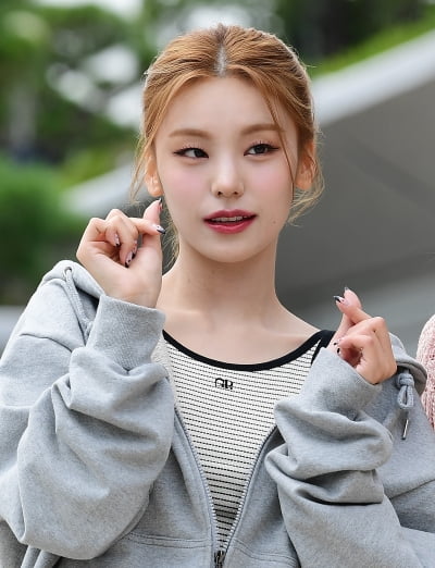 [TEN포토] 있지 예지 '러블리 하트'