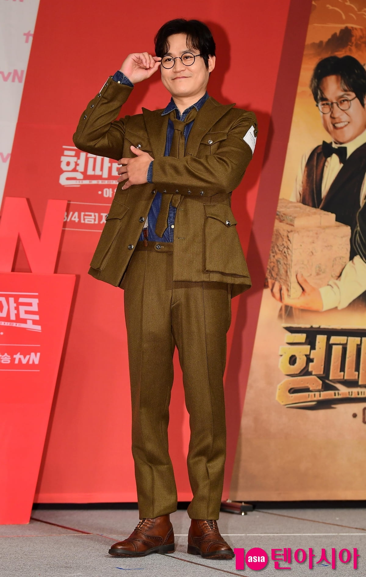 [TEN포토] 김성균 '자신감 넘치는 포즈'