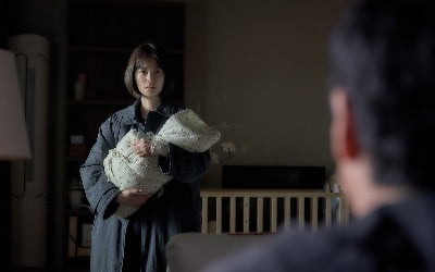 Director Bong Joon-ho praised the movie 'Sleep' starring actors Lee Sun-gyun and Jung Yu-mi.