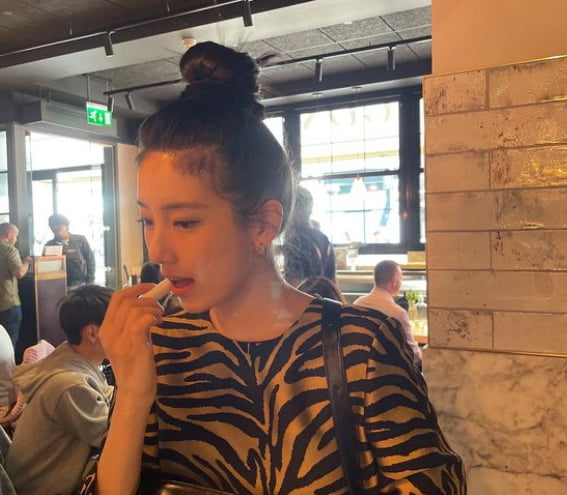 지브라 원피스로 독특함을…수지, 257만원 K사 미니 원피스로 꾸민 런던룩