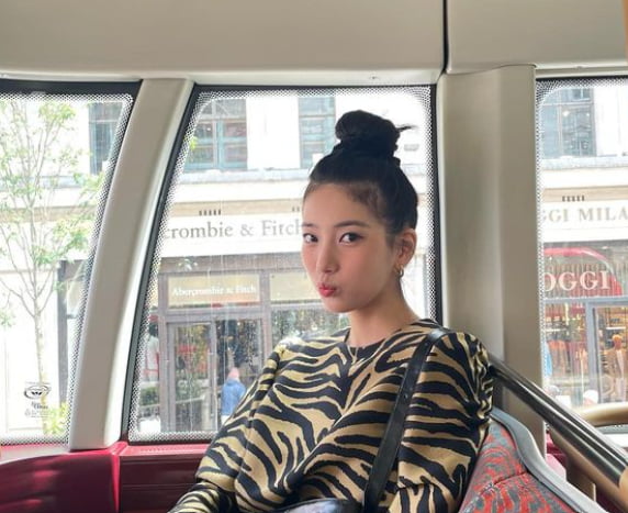 지브라 원피스로 독특함을…수지, 257만원 K사 미니 원피스로 꾸민 런던룩