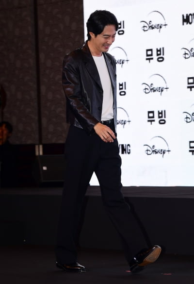 [TEN포토]'무빙' 조인성 '멋진 등장'