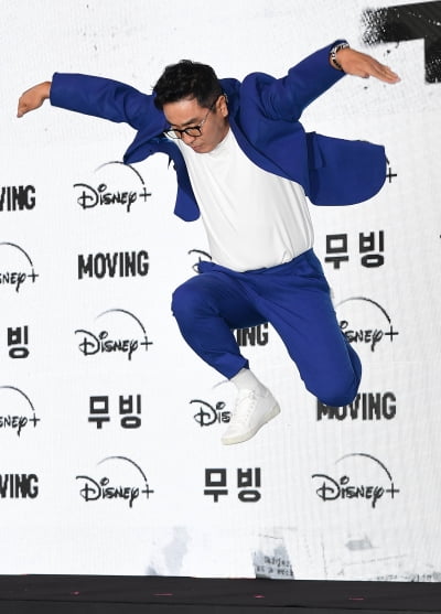 [TEN포토]'무빙' 류승룡 '멋진 점핑'