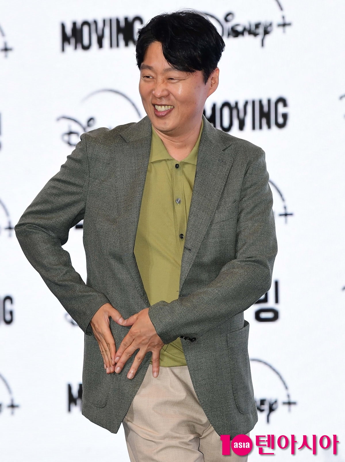 [TEN포토]'무빙' 김희원 '센스 넘치는 하트'