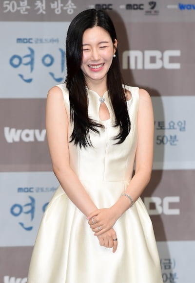 [TEN포토] 이다인 '러블리한 새신부'
