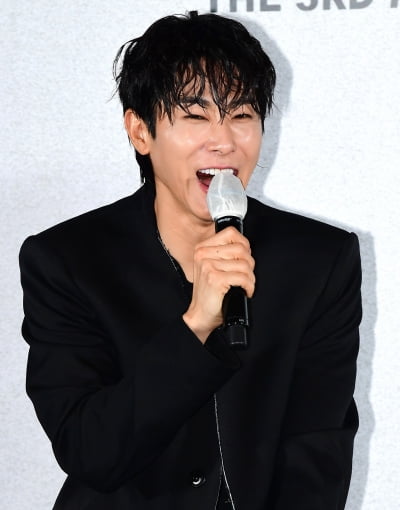 [TEN포토] 유노윤호 "이번 뮤직비디오는 카리나가 출연합니다"
