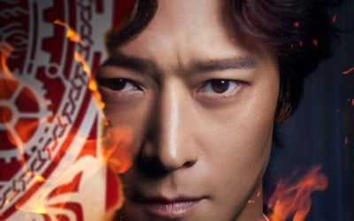 Actor Kang Dong-won, in the movie 'DR. CHEON AND LOST TALISMAN' transforms into a fake exorcist