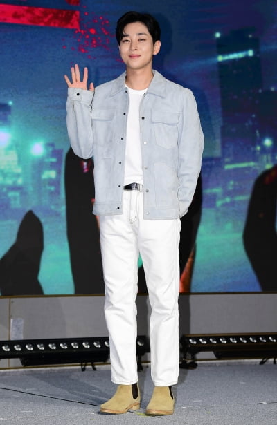 [TEN포토] 딘딘 '훈남의 인사'