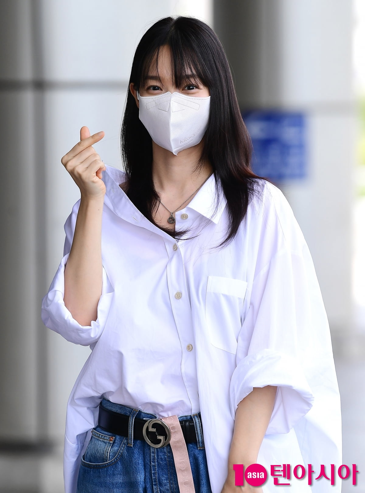 [TEN포토] 신민아 '♥김우빈에게 보내는 하트'