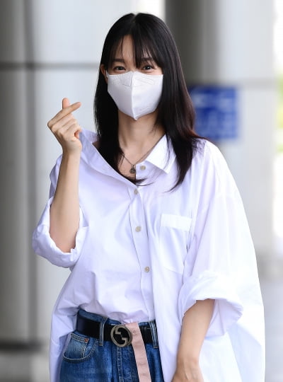 [TEN포토] 신민아 '♥김우빈에게 보내는 하트'