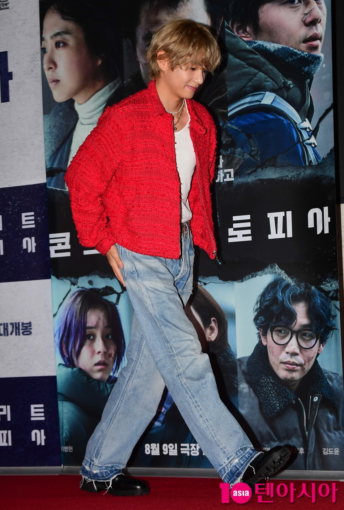 방탄소년단 뷔 '세계가 반한 멍뭉미...아미들 안녕![TEN포토+]'