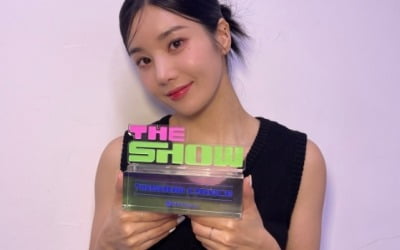 '워터밤 여신' 권은비, 솔로 데뷔 후 첫 음방 1위…"어안 벙벙" 감격