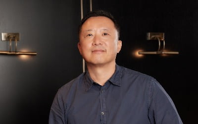 이한 감독 "예정에 없었던 유해진과 김희선 키스신, 클로즈업 하지 않은 이유는요…" [TEN인터뷰]
