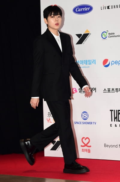 [TEN포토] 지코 '젠틀한 발걸음'