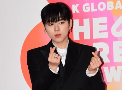 [TEN포토] 지코 '분위기 있는 하트'