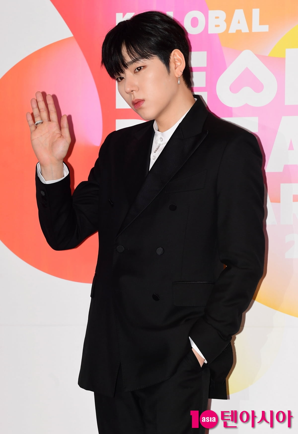 [TEN포토] 지코 '인사는 시크하게'
