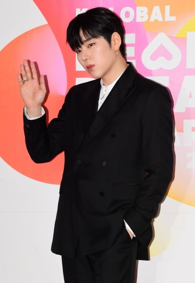 [TEN포토] 지코 '인사는 시크하게'