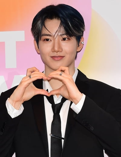 [TEN포토] 트레저T5 김준규 '텐션 높은 하트'