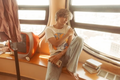 V pre-releases 2 tracks from his solo album