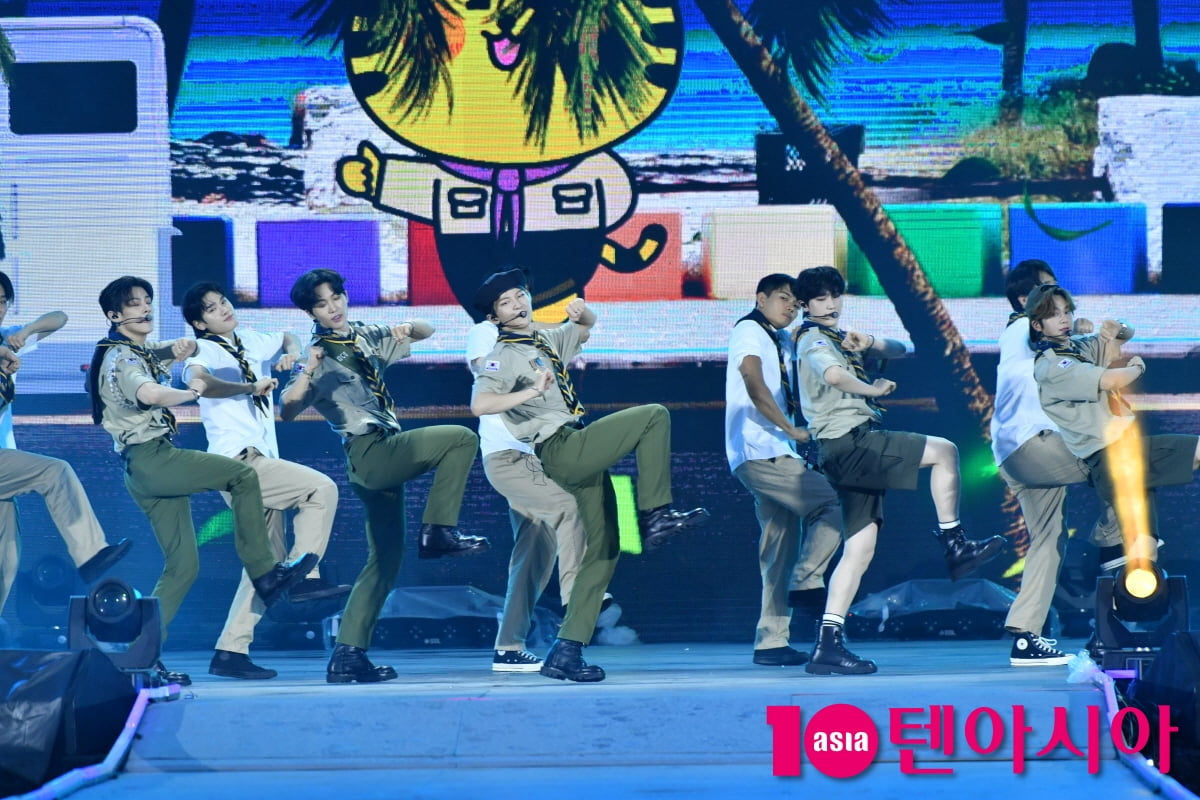[TEN포토] 더뉴식스 '스카우트 복장이 잘 어울려'(잼버리 콘서트)