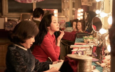 Director Kim Jee-woon's movie 'COBWEB', Lim Su-jeong with an intense face with a knife for revenge