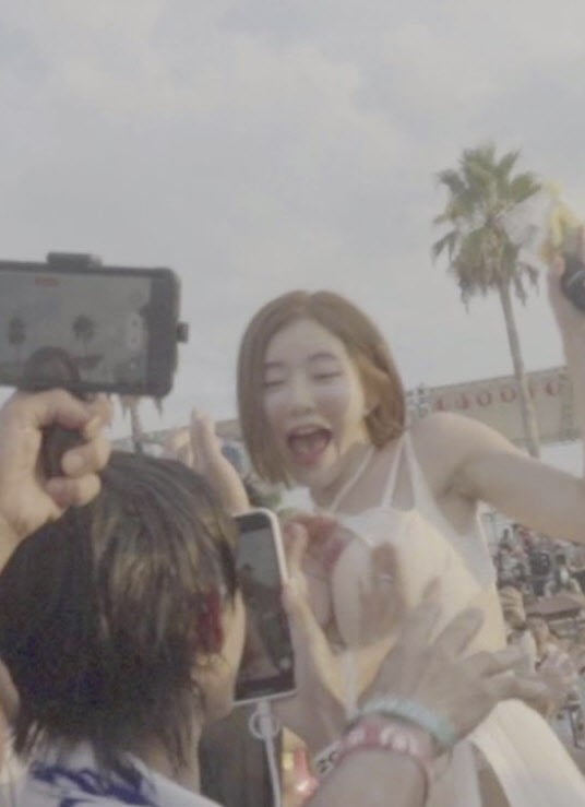 "만지고 던지고"…DJ 소다→블랙핑크 리사, 공연 中 관객 테러 '빨간불'[TEN피플]