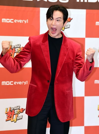 [TEN포토] 권율 '강렬한 레드'