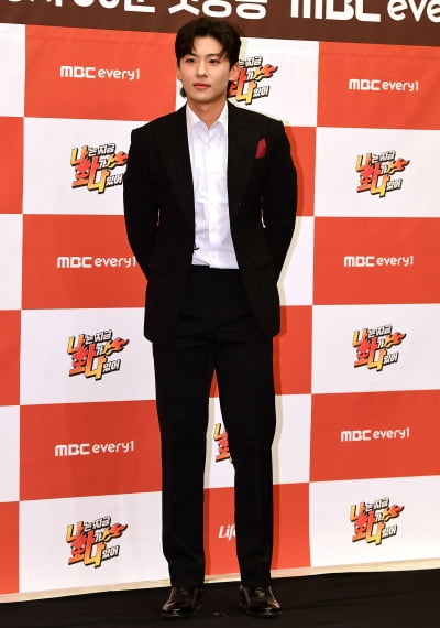 [TEN포토] 덱스 '레드 행거칩으로 섹시하게'